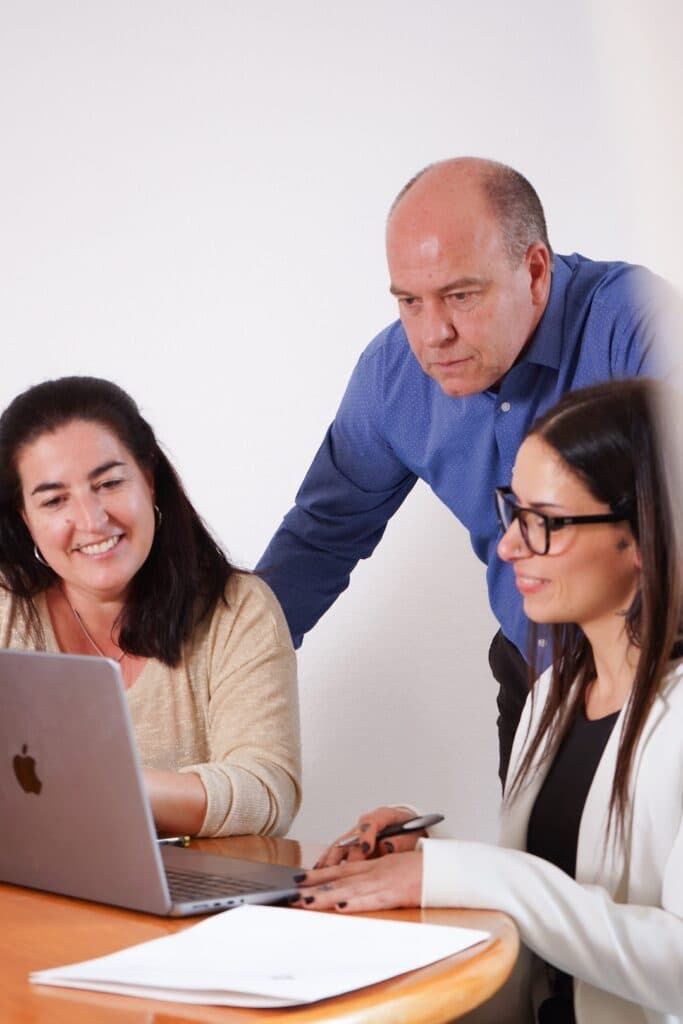 Equipo Fernandez Lacort trabajando